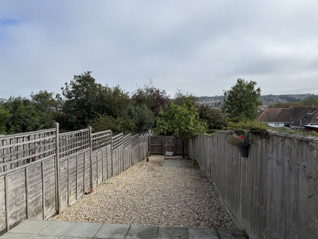 Lot: 110 - TERRACED HOUSE FOR INVESTMENT - Well maintained garden with fenced boundary